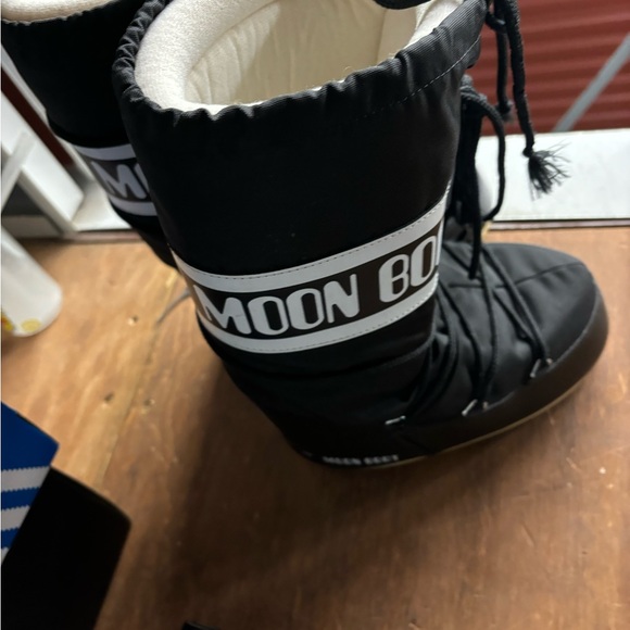 Kids moon boots barely used